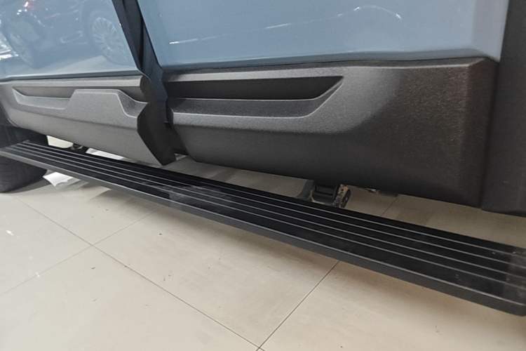 Used Formula Leopard 5 2023 Navigator Edition Left Side Sill