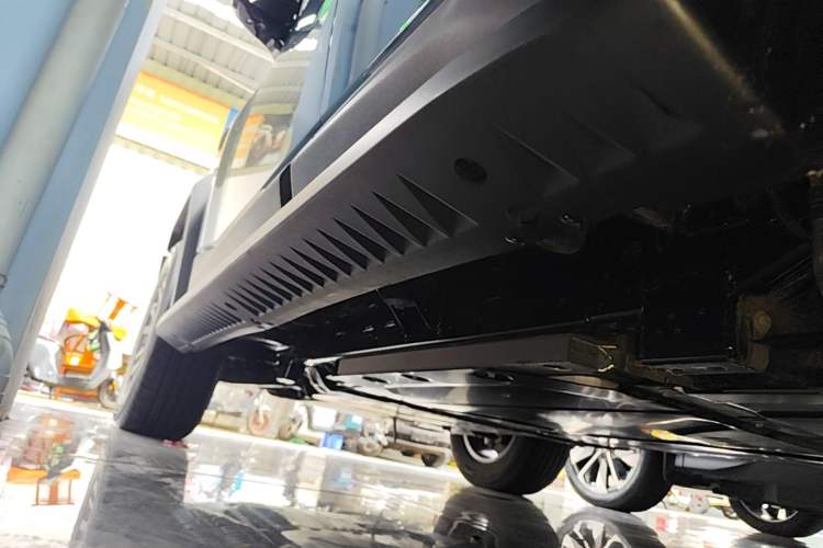 Used Formula Leopard 5 2023 Navigator Edition Left Side Sill
