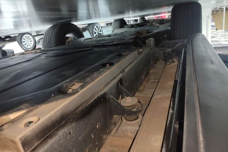 Used Formula Leopard 5 2023 Navigator Edition Left Side Sill