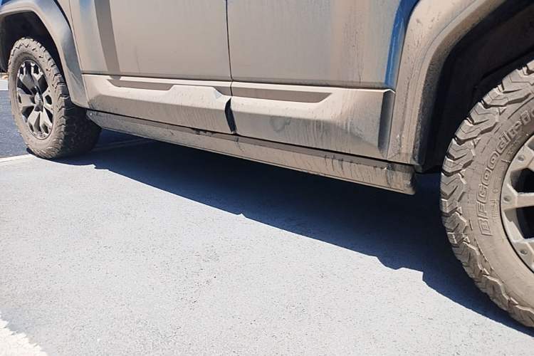 Used Formula Leopard 5 2023 Navigator Edition Left Side Sill