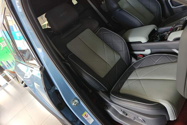 Used Formula Leopard 5 2023 Navigator Edition Right Front Seat