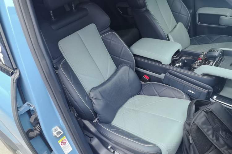Used Formula Leopard 5 2023 Navigator Edition Right Front Seat