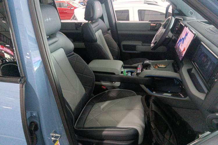 Used Formula Leopard 5 2023 Navigator Edition Right Front Seat