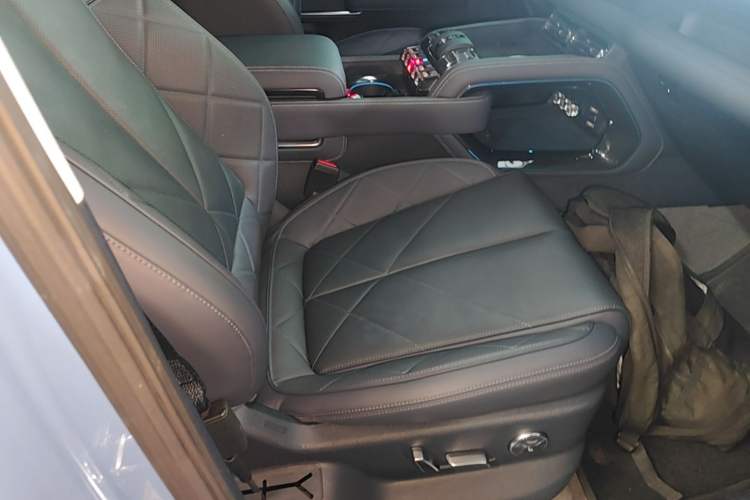 Used Formula Leopard 5 2023 Navigator Edition Right Front Seat