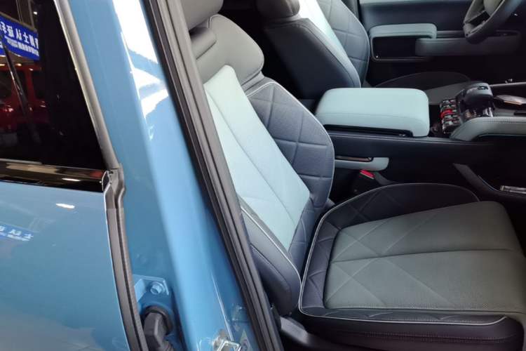 Used Formula Leopard 5 2023 Navigator Edition Right Front Seat