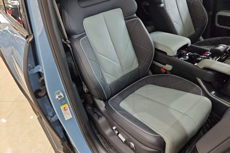 Used Formula Leopard 5 2023 Navigator Edition Right Front Seat