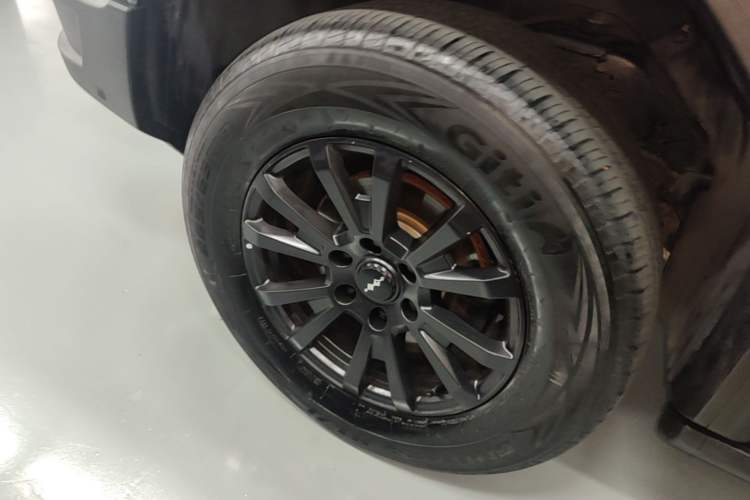 Used Formula Leopard 5 2023 Navigator Edition Right Rear Wheel Hub