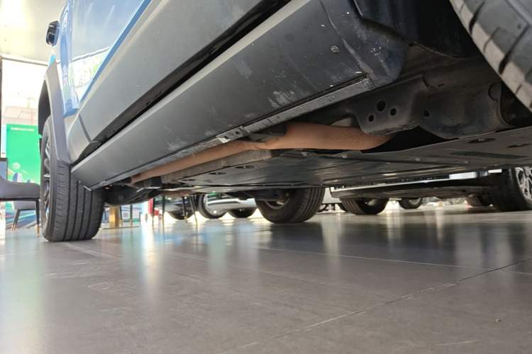 Used Formula Leopard 5 2023 Navigator Edition Right Side Sill