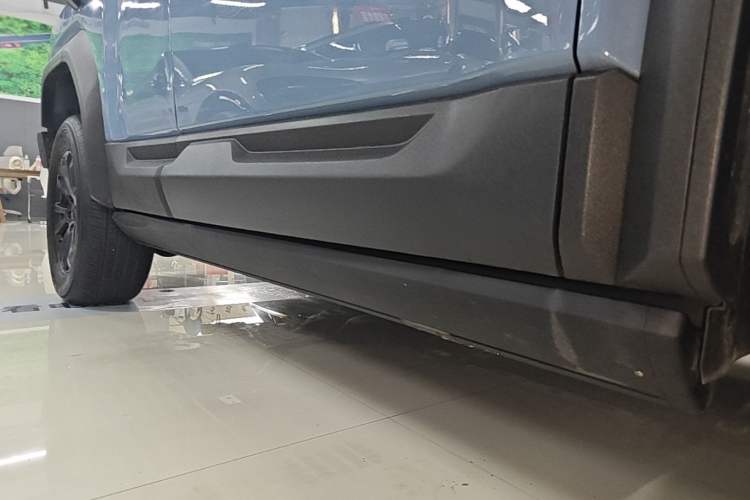 Used Formula Leopard 5 2023 Navigator Edition Right Side Sill