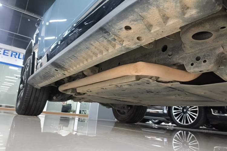 Used Formula Leopard 5 2023 Navigator Edition Right Side Sill