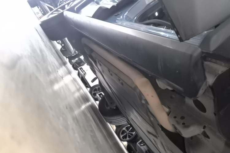 Used Formula Leopard 5 2023 Navigator Edition Right Side Sill