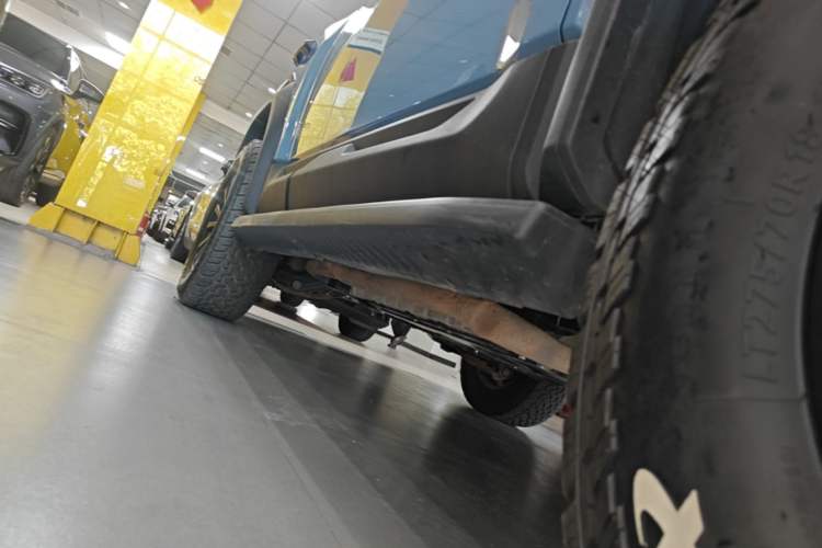 Used Formula Leopard 5 2023 Navigator Edition Right Side Sill