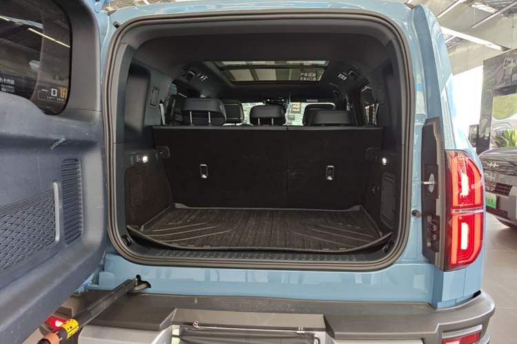 Used Formula Leopard 5 2023 Navigator Edition Trunk