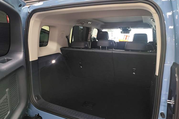 Used Formula Leopard 5 2023 Navigator Edition Trunk