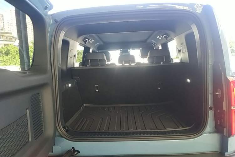 Used Formula Leopard 5 2023 Navigator Edition Trunk