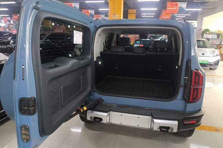 Used Formula Leopard 5 2023 Navigator Edition Trunk