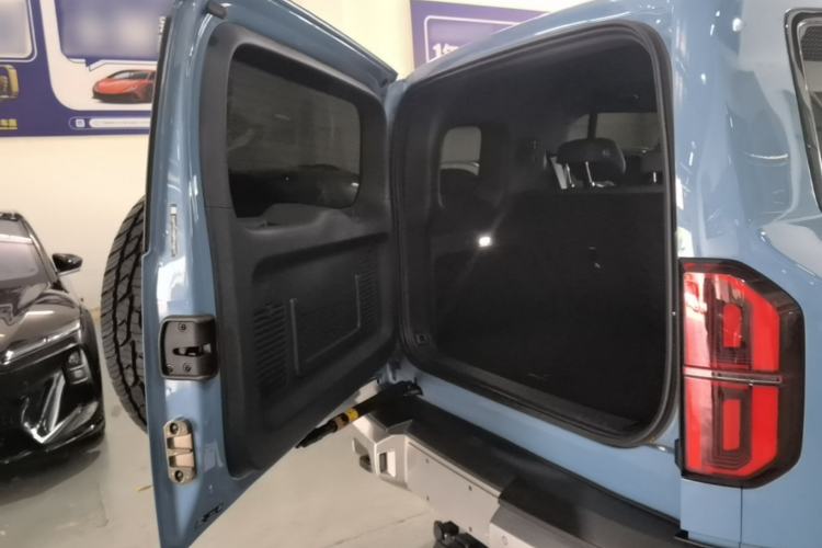 Used Formula Leopard 5 2023 Navigator Edition Trunk
