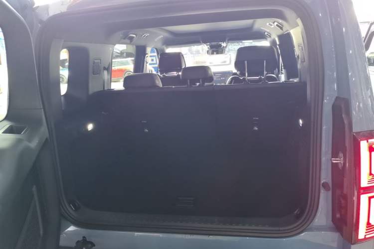 Used Formula Leopard 5 2023 Navigator Edition Trunk