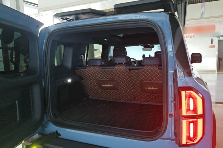 Used Formula Leopard 5 2023 Navigator Edition Trunk