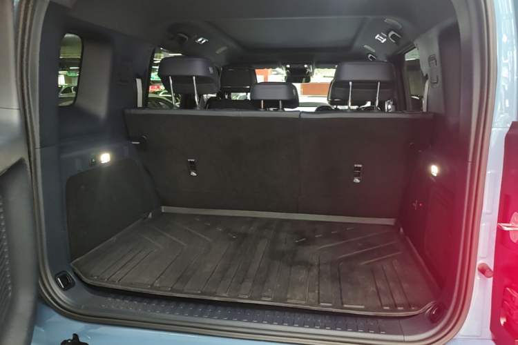 Used Formula Leopard 5 2023 Navigator Edition Trunk