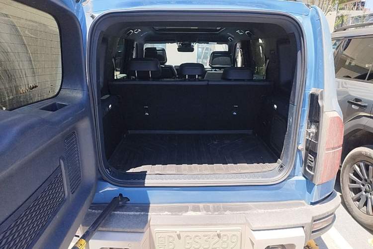 Used Formula Leopard 5 2023 Navigator Edition Trunk
