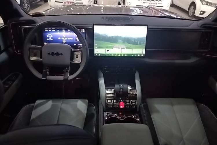 Used Formula Leopard 5 2023 Explore Edition Center Console