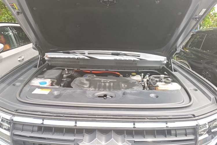 Used Formula Leopard 5 2023 Navigator Edition Engine Bay