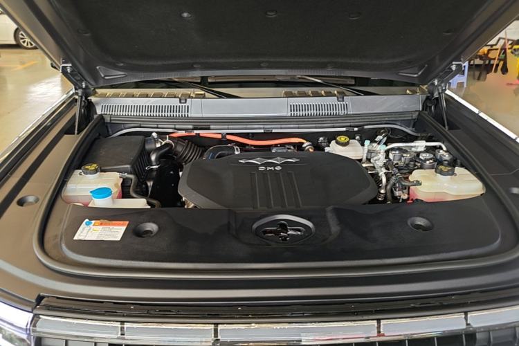 Used Formula Leopard 5 2023 Navigator Edition Engine Bay