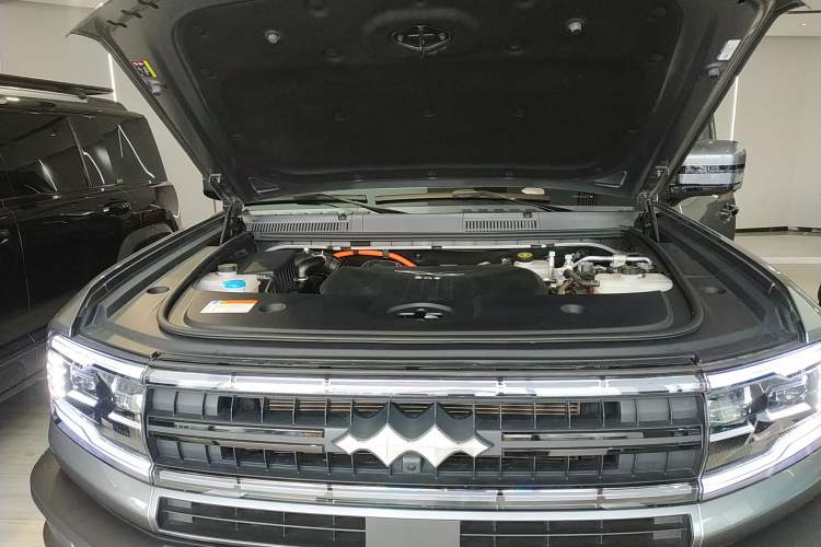 Used Formula Leopard 5 2023 Navigator Edition Engine Bay