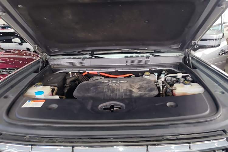 Used Formula Leopard 5 2023 Navigator Edition Engine Bay