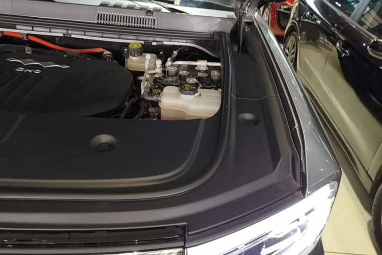 Used Formula Leopard 5 2023 Navigator Edition Engine Bay Left