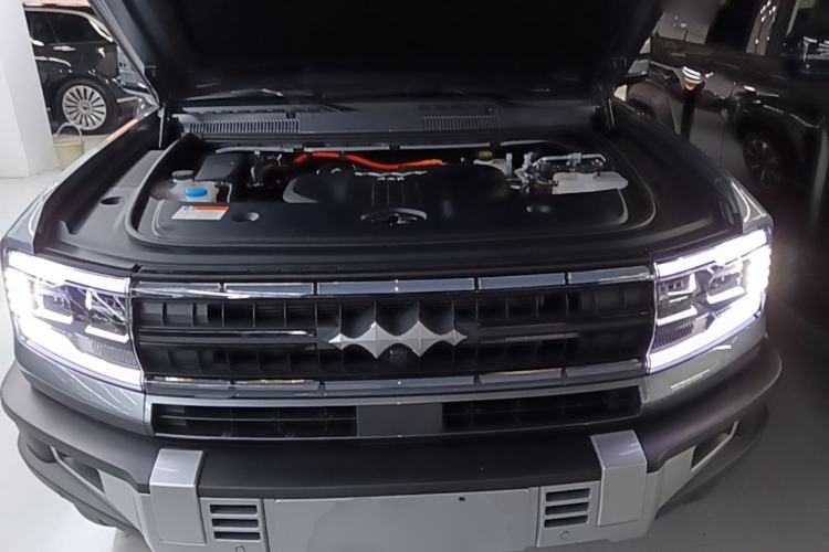 Used Formula Leopard 5 2023 Navigator Edition Engine Bay