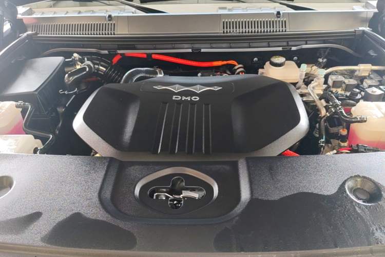 Used Formula Leopard 5 2023 Navigator Edition Engine Bay