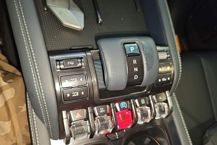 Used Formula Leopard 5 2023 Navigator Edition Gear Lever