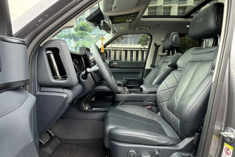 Used Formula Leopard 5 2023 Navigator Edition Interior 2