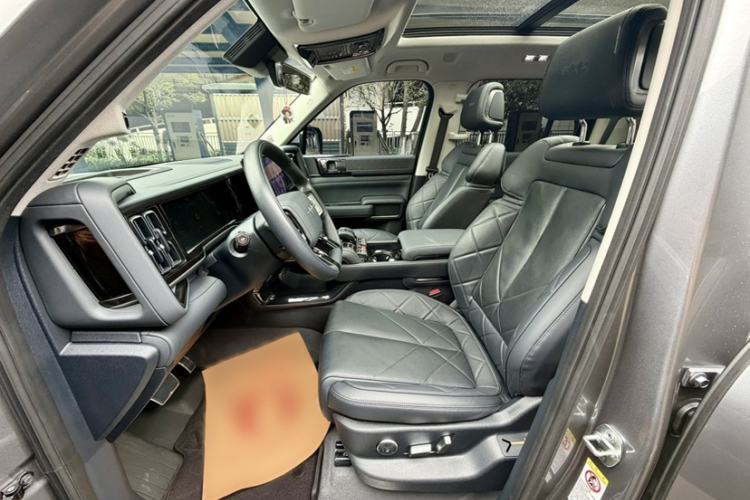 Used Formula Leopard 5 2023 Navigator Edition Interior 3