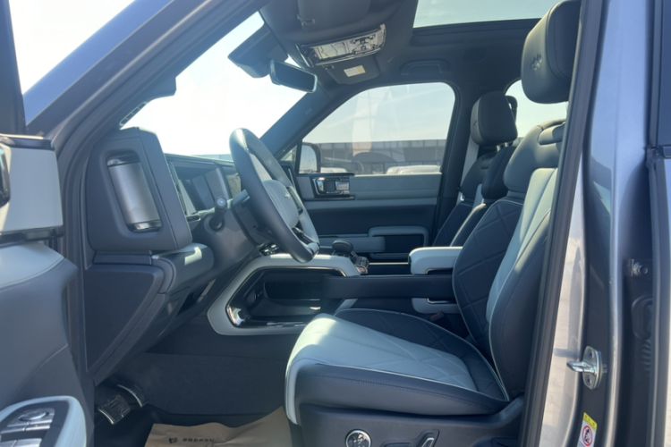 Used Formula Leopard 5 2023 Explore Edition Interior 3