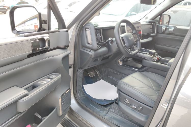 Used Formula Leopard 5 2023 Explore Edition Interior 3