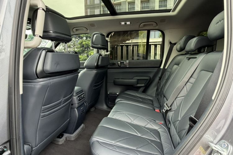 Used Formula Leopard 5 2023 Navigator Edition Interior 4