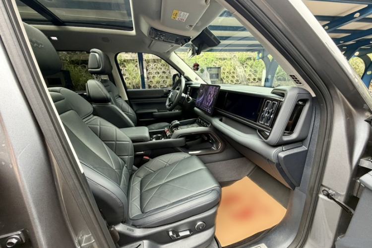 Used Formula Leopard 5 2023 Navigator Edition Interior 4