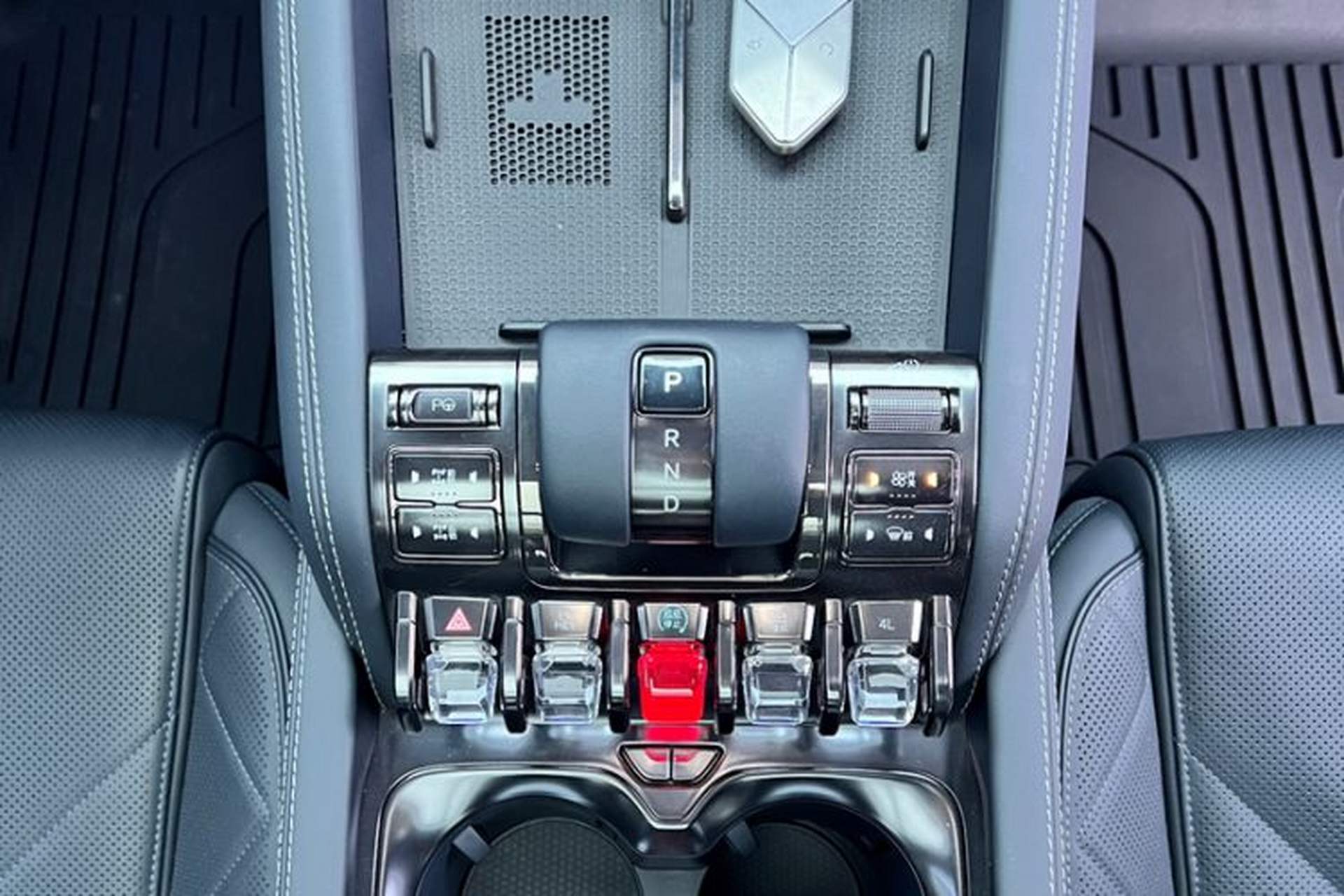 Used Formula Leopard 5 2023 Navigator Edition Interior 4
