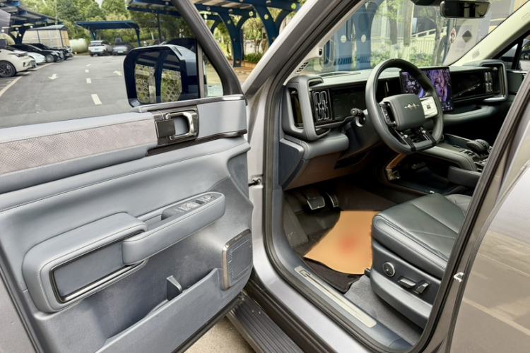 Used Formula Leopard 5 2023 Navigator Edition Interior 5