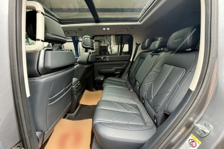Used Formula Leopard 5 2023 Navigator Edition Interior 7