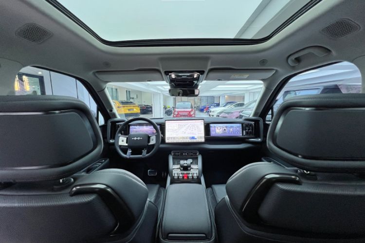 Used Formula Leopard 5 2023 Navigator Edition Interior 7