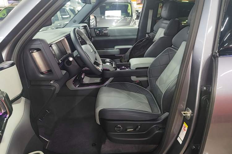 Used Formula Leopard 5 2023 Explore Edition Left Front Seat