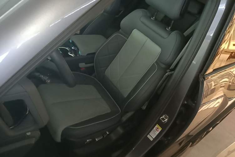 Used Formula Leopard 5 2023 Navigator Edition Left Front Seat
