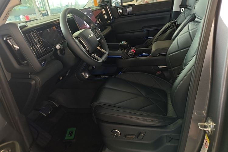 Used Formula Leopard 5 2023 Navigator Edition Left Front Seat