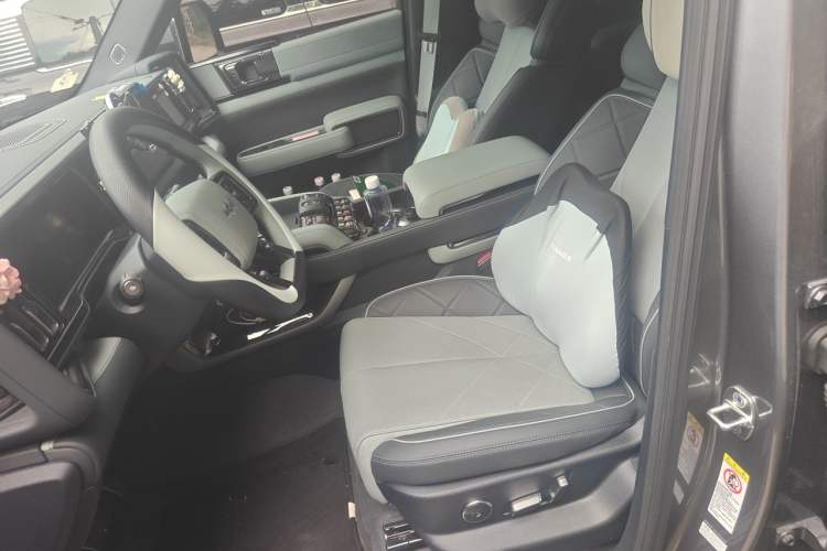 Used Formula Leopard 5 2023 Navigator Edition Left Front Seat