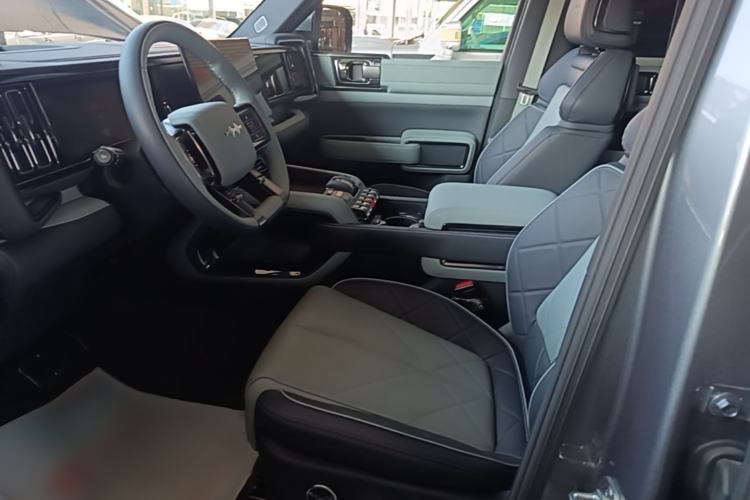 Used Formula Leopard 5 2023 Navigator Edition Left Front Seat