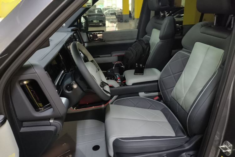 Used Formula Leopard 5 2023 Navigator Edition Left Front Seat